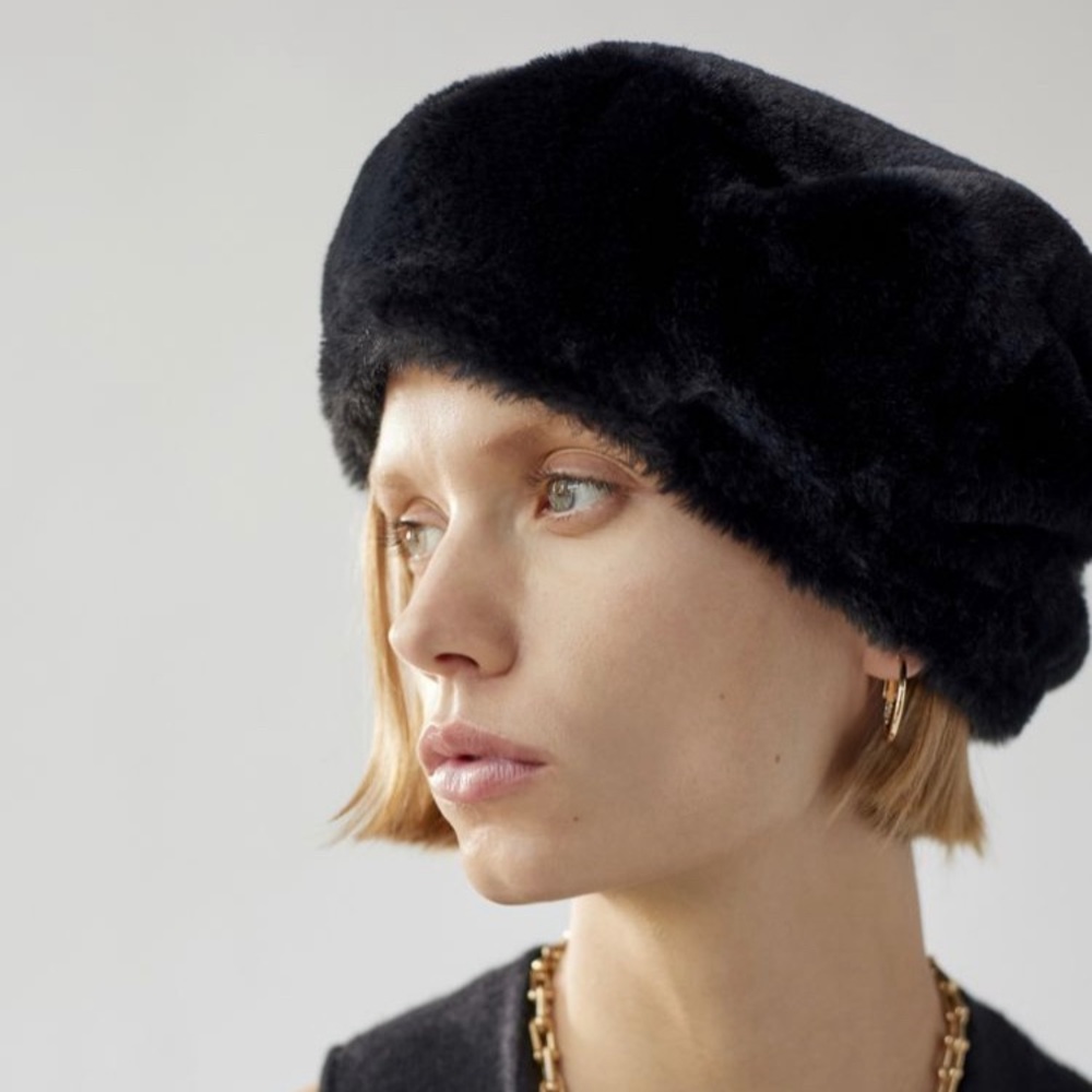NWT- Nova Faux Fur Beret in black